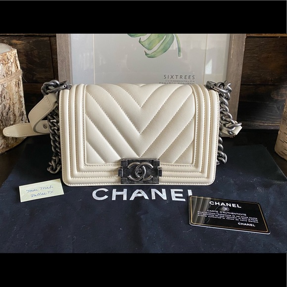 ❌SOLD❌ Chanel boy Chevron Calfskin in Ivory/RTHW - Picture 1 of 16